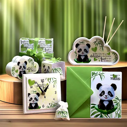 Bomboniere Linea Dolce Panda - Comunione, Cresima e Battesimo Dolcissime bomboniere artigianali Linea Dolce Panda per Comunione, Cresima e Battesimo, perfette per un evento originale e tenero.