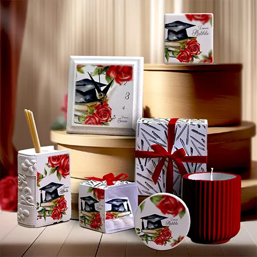 Bomboniere Linea Rose di Laurea - Eleganza Personalizzata per il Tuo Traguardo Bomboniere personalizzate della Linea Rose di Laurea, perfette per celebrare la tua laurea con stile ed eleganza.